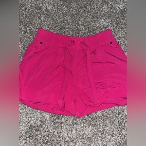 lululemon older style short size 6